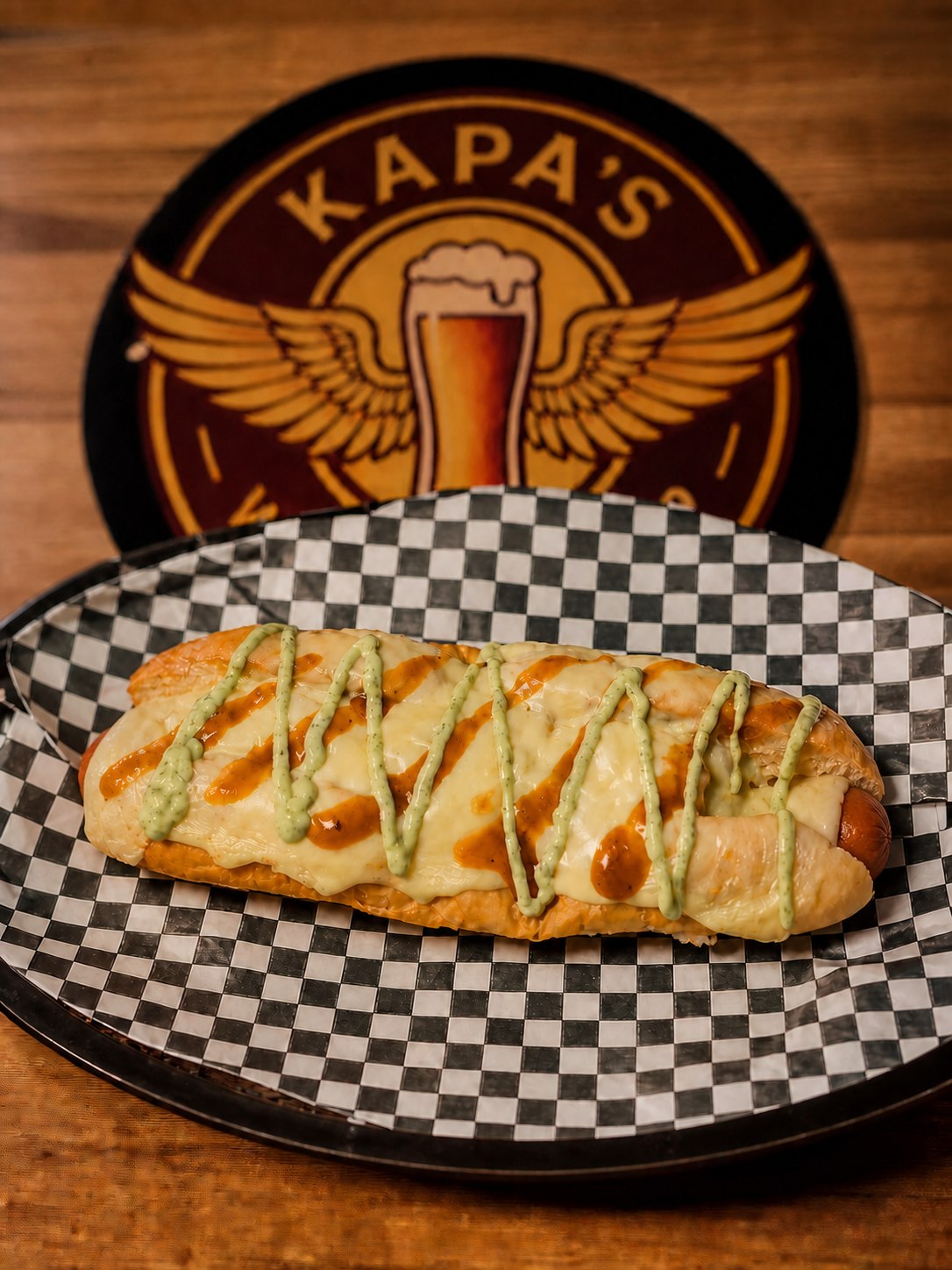 Perro KAPA'S gratinado con queso y salsas